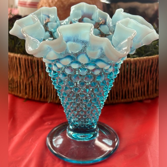 Vintage Fenton Blue Opalescent Hobnail Glass Vase - Picture 5 of 9